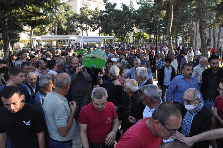 Konya'da iki otomobilin çarpıştığı kazada ölen 5 kişi defnedildi G3