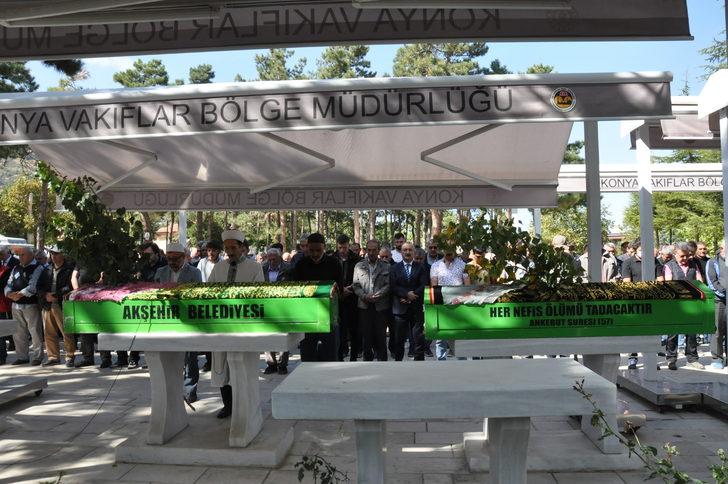 Konya'da iki otomobilin çarpıştığı kazada ölen 5 kişi defnedildi G4