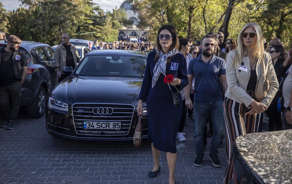 Ankara'da &ouml;ld&uuml;r&uuml;len m&uuml;zisyen Onur Şener son yolculuğuna uğurlandı