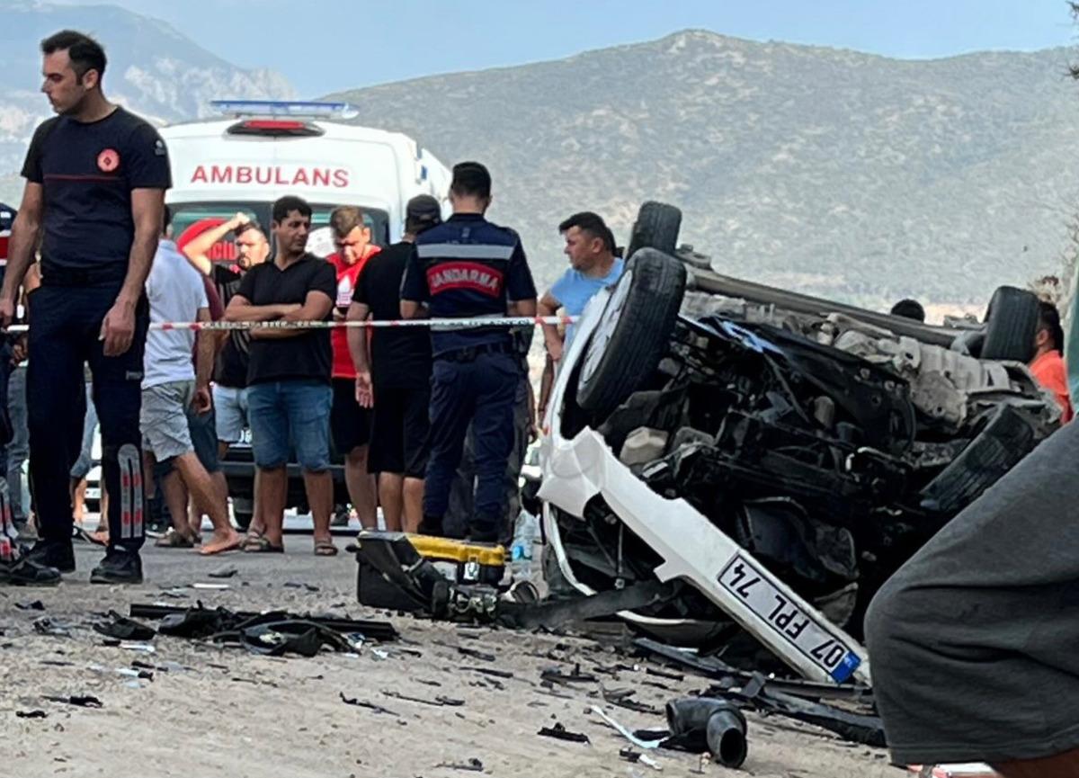 Antalya'da iki otomobilin &ccedil;arpıştığı kazada 1 kişi &ouml;ld&uuml;, 4 kişi yaralandı