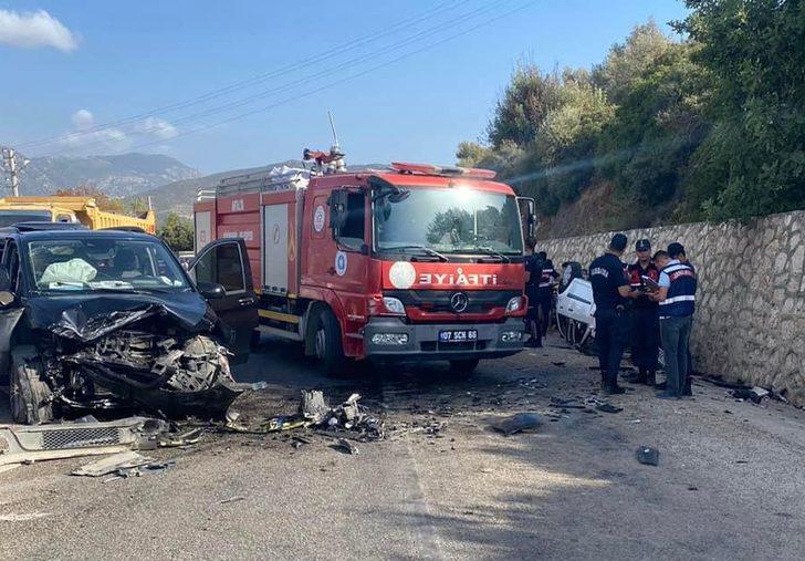 Antalya'da iki otomobilin çarpıştığı kazada 1 kişi öldü, 4 kişi yaralandı G2