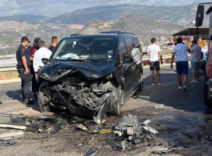 Antalya'da iki otomobilin çarpıştığı kazada 1 kişi öldü, 4 kişi yaralandı G3