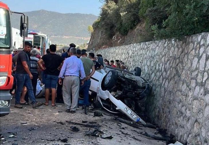 Antalya'da iki otomobilin çarpıştığı kazada 1 kişi öldü, 4 kişi yaralandı G4