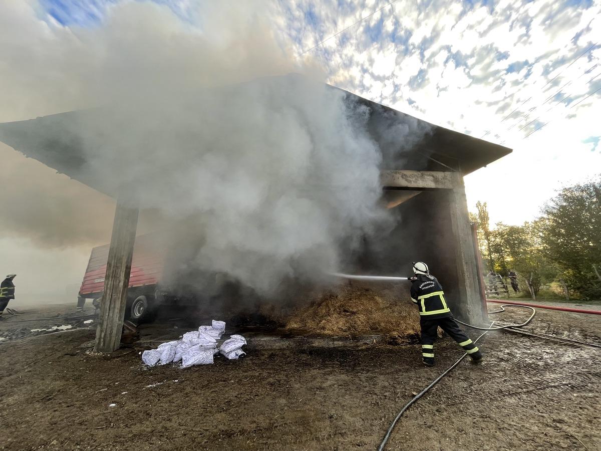 Kastamonu'da samanlıkta &ccedil;ıkan yangında 2 kişi yaralandı