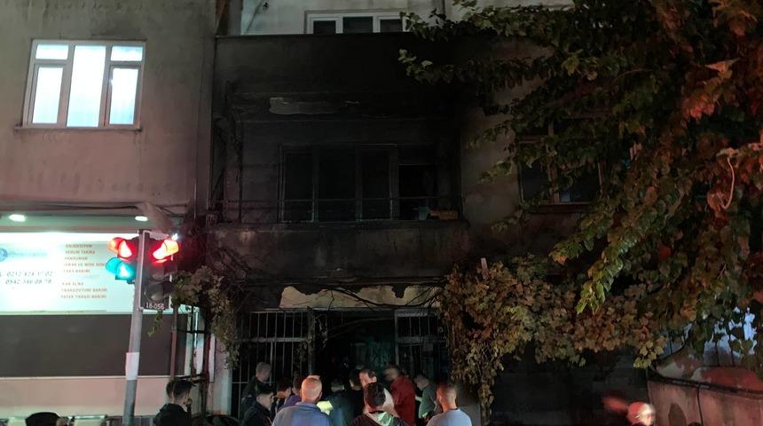 Küçükçekmece'de motosiklet tamircisinde çıkan yangın söndürüldü