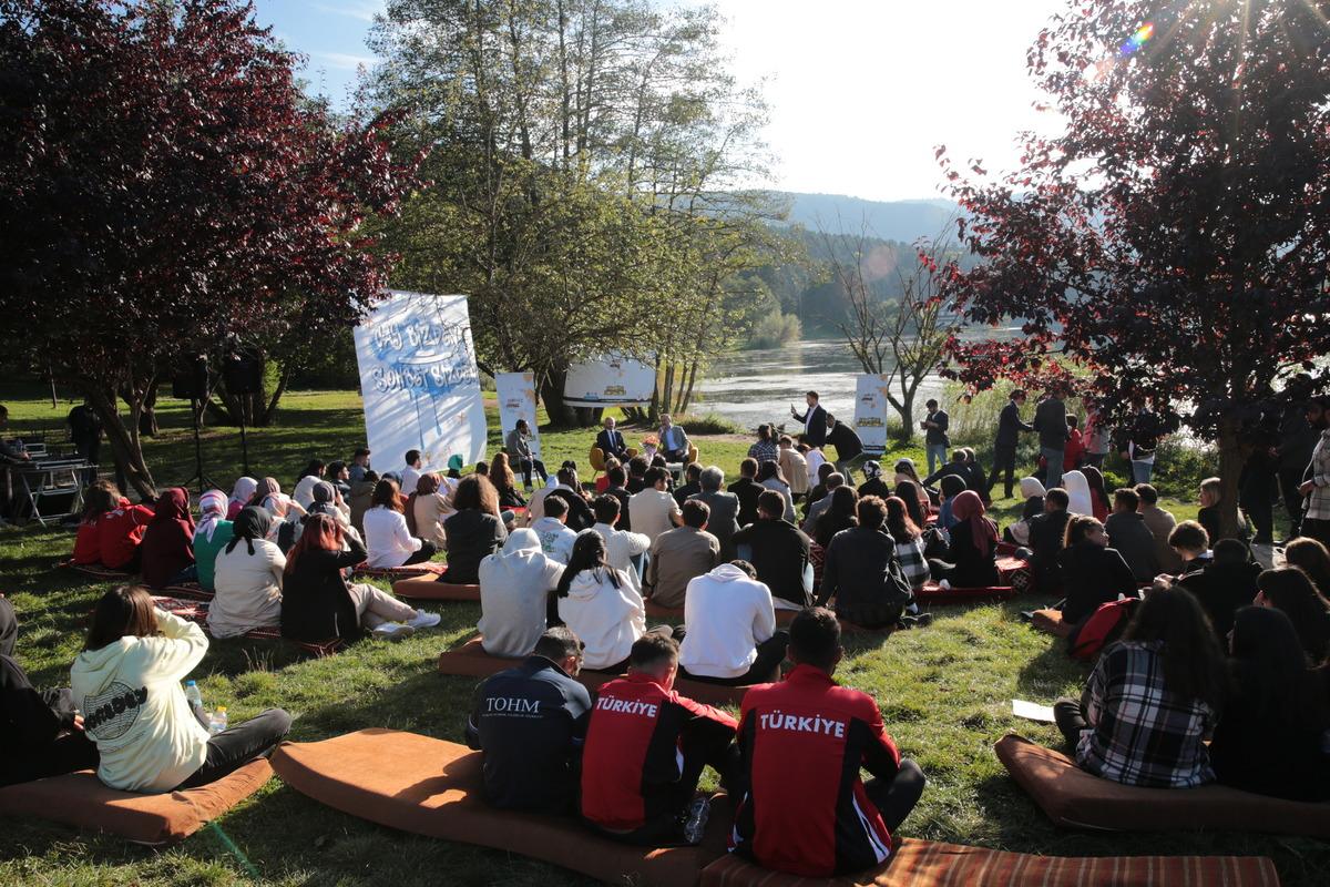 Bolu'da gen&ccedil;lerle buluşan Bakan Kasapoğlu, &ccedil;eşitli ziyaretlerde bulundu