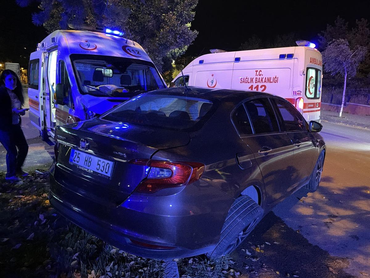 Erzurum'da ambulans ile otomobil &ccedil;arpıştı, 2 kişi yaralandı