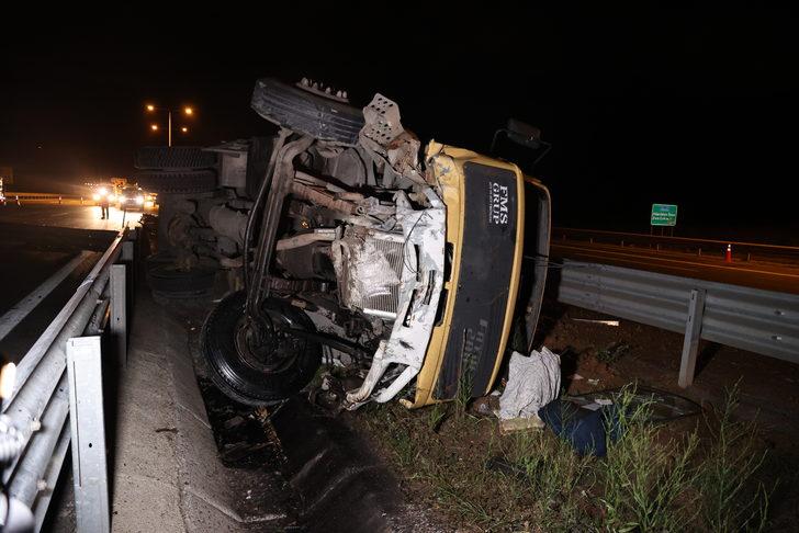 Kuzey Marmara Otoyolu'nda devrilen tırın sürücüsü yaralandı G1