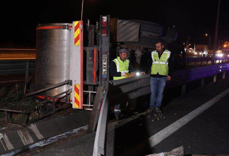Kuzey Marmara Otoyolu'nda devrilen tırın sürücüsü yaralandı G3