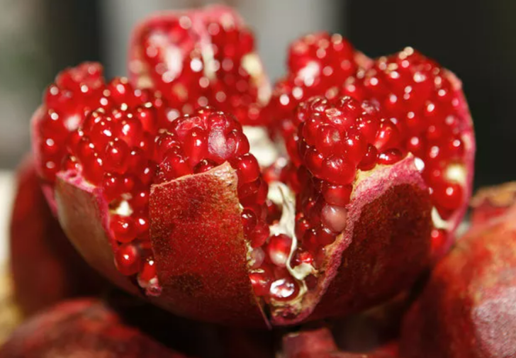 İbn-i Sina 1000 yıl önce önerdi: Nar suyunun faydalarını duyunca çok şaşıracaksınız! Nar şurubu her derde deva oluyor  G5