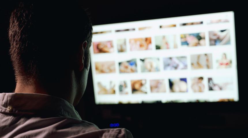 Uzaktan ders anlatırken defalarca yetişkin filmleri izledi! Mesleğinden oldu