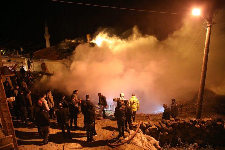 Ankara'da kırsal mahallede iki ev ile bir samanlık yandı G1