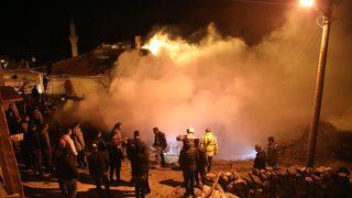 Ankara'da kırsal mahallede iki ev ile bir samanlık yandı