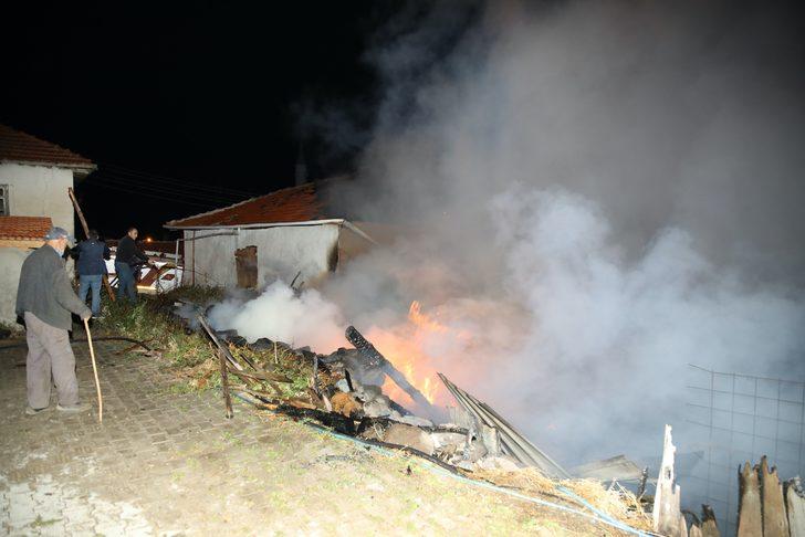 Ankara'da kırsal mahallede iki ev ile bir samanlık yandı G3