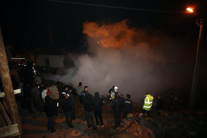 Ankara'da kırsal mahallede iki ev ile bir samanlık yandı G4