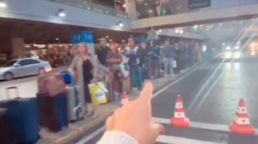 Sabiha Gökçen Havaalanı'nda taksi krizi! Kuyruk uzadıkça uzadı: "Eziyet mi hizmet mi ne bu?"
