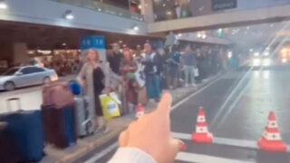 Sabiha Gökçen Havaalanı'nda taksi krizi! Kuyruk uzadıkça uzadı: Eziyet mi hizmet mi ne bu?