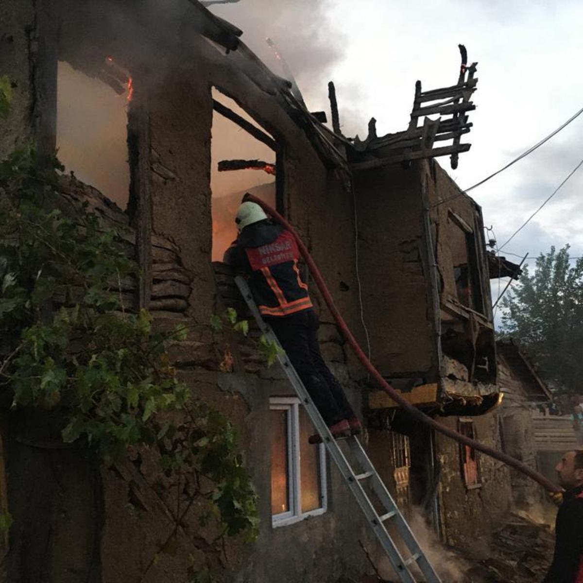 Tokat'ta &ccedil;ıkan yangında iki katlı ahşap ev kullanılamaz hale geldi