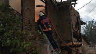 Tokat'ta çıkan yangında iki katlı ahşap ev kullanılamaz hale geldi