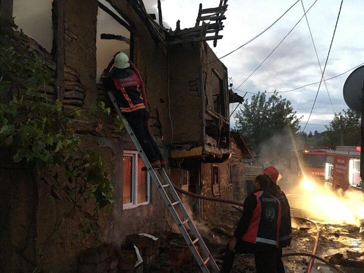 Tokat'ta çıkan yangında iki katlı ahşap ev kullanılamaz hale geldi G2