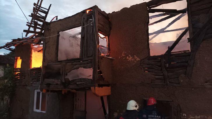 Tokat'ta çıkan yangında iki katlı ahşap ev kullanılamaz hale geldi G3