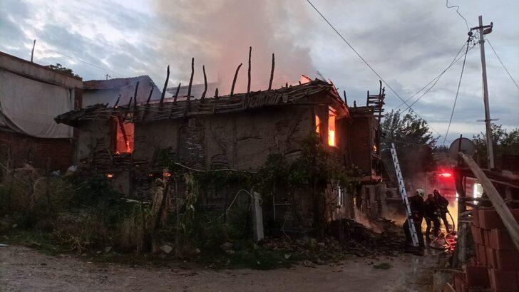 Tokat'ta çıkan yangında iki katlı ahşap ev kullanılamaz hale geldi G4