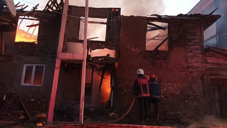 Tokat'ta çıkan yangında iki katlı ahşap ev kullanılamaz hale geldi G5