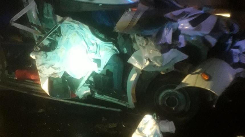 Mersin'de tıra çarpan minibüsteki bir kişi öldü, 5 kişi yaralandı