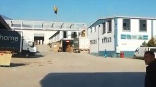 Paraşüt tutkunu adam işe geç kalınca fabrikaya uçarak gitti! Onu havada görenler büyük şaşkınlık yaşadı