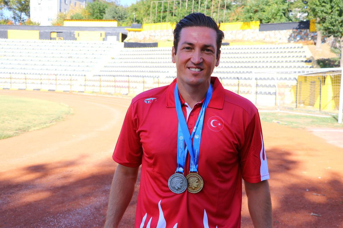 Tekirdağlı tenis antren&ouml;r&uuml; başarısını atletizmde de Balkan şampiyonu olarak g&ouml;sterdi