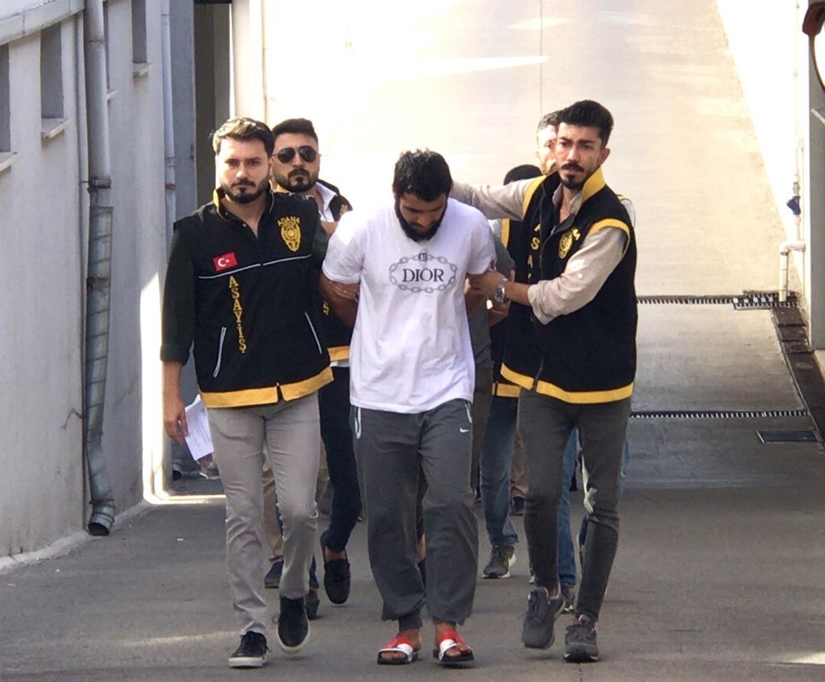 Adana'da bı&ccedil;aklı kavgada 1 kişi &ouml;ld&uuml;, 2 kişi yaralandı