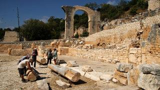 Elaiussa Sebaste Antik Kenti'ndeki hamam sütunları ayağa kaldırılacak