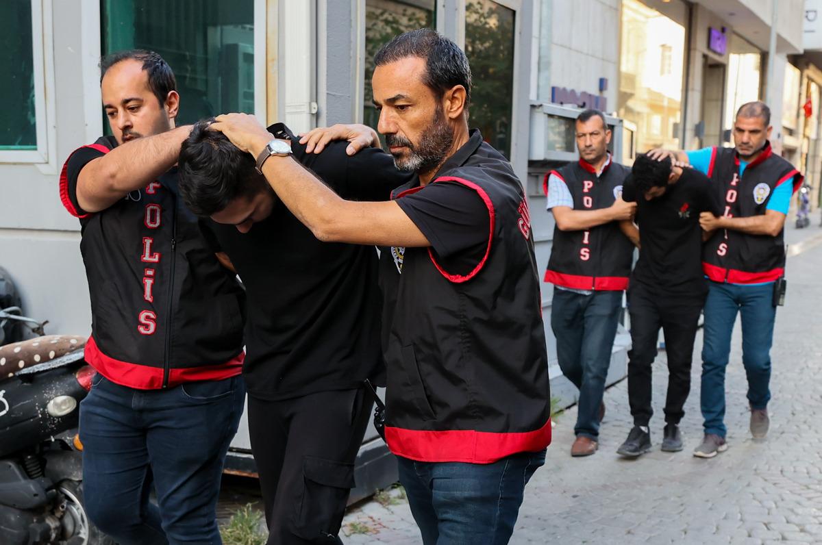 Dini değerleri aşağılama su&ccedil;unu işlediği &ouml;ne s&uuml;r&uuml;len 2 ş&uuml;pheli adliyede