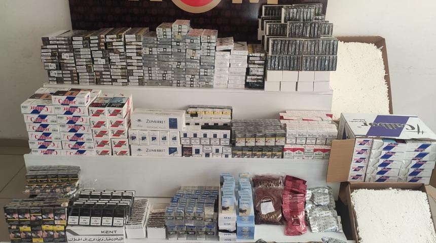 Konya'da gümrük kaçağı cep telefonu ve tütün ürünü satan 4 şüpheli yakalandı