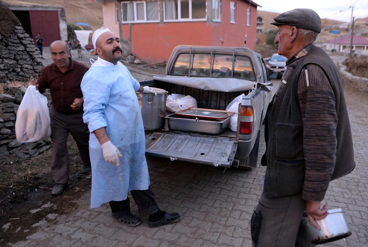 Ardahan'da depremzedelere sıcak yemek ikramı s&uuml;r&uuml;yor