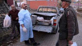 Ardahan'da depremzedelere sıcak yemek ikramı sürüyor