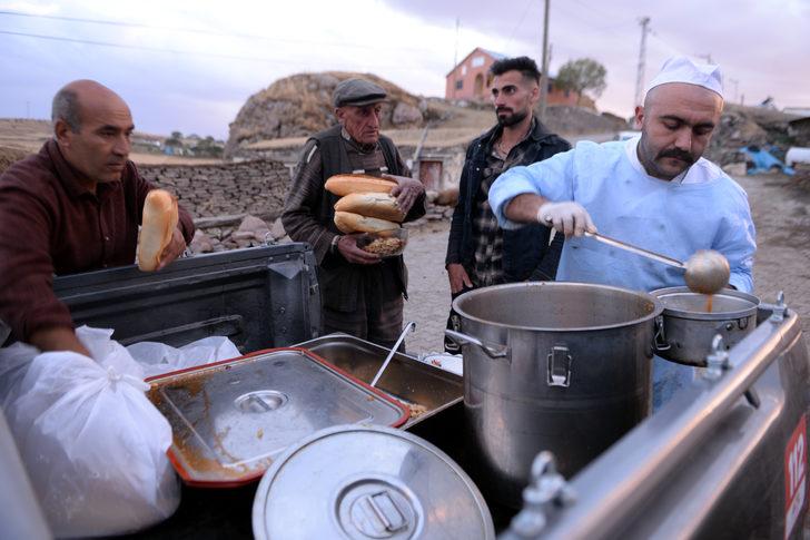 Ardahan'da depremzedelere sıcak yemek ikramı sürüyor G2