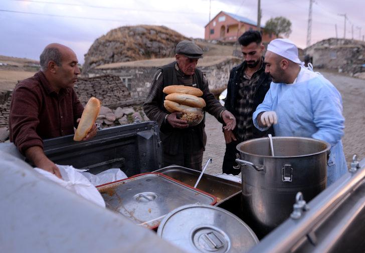 Ardahan'da depremzedelere sıcak yemek ikramı sürüyor G3