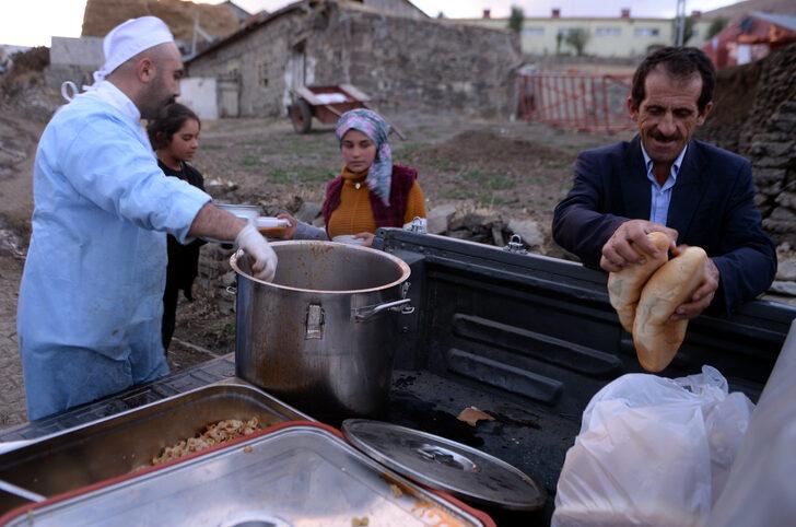Ardahan'da depremzedelere sıcak yemek ikramı sürüyor G4