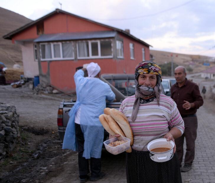 Ardahan'da depremzedelere sıcak yemek ikramı sürüyor G5