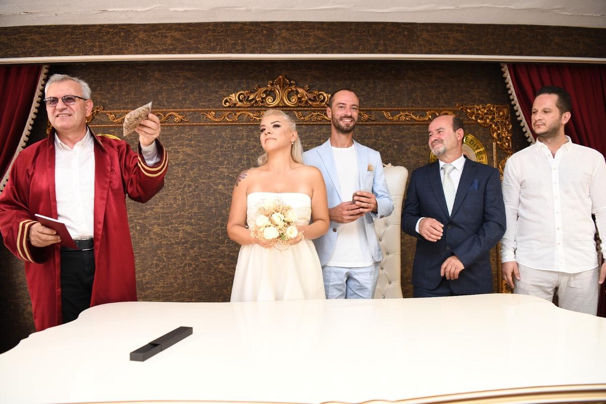 Keşan'da nikah şekeri yerine kedi ve k&ouml;peklere mama dağıtımı