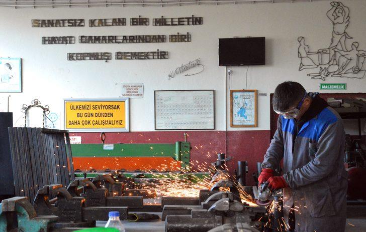 Meslek lisesi öğrencileri, okullara basket potası ve tenis masası üretiyor G2