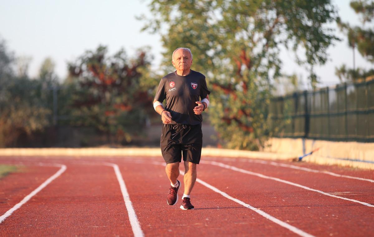Emekli &ouml;ğretmen, yarı maratonlarda başarıdan başarıya koşuyor