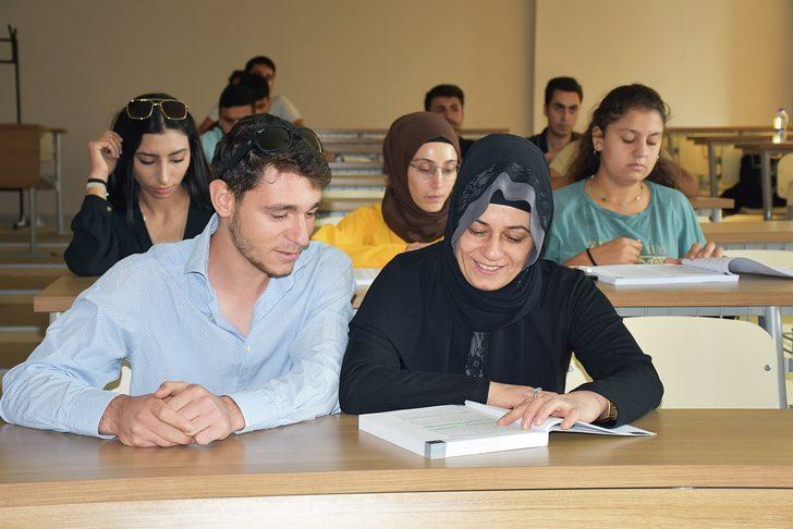 Şanlıurfalı anne ve oğlu üniversitede aynı sırayı paylaşmanın mutluluğunu yaşıyor G1