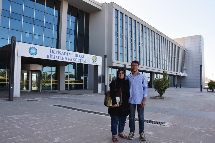 Şanlıurfalı anne ve oğlu üniversitede aynı sırayı paylaşmanın mutluluğunu yaşıyor G2