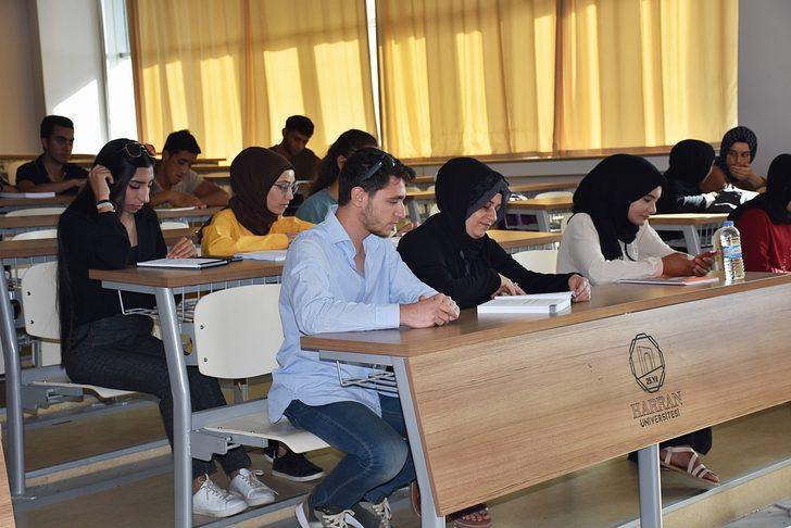 Şanlıurfalı anne ve oğlu üniversitede aynı sırayı paylaşmanın mutluluğunu yaşıyor G3