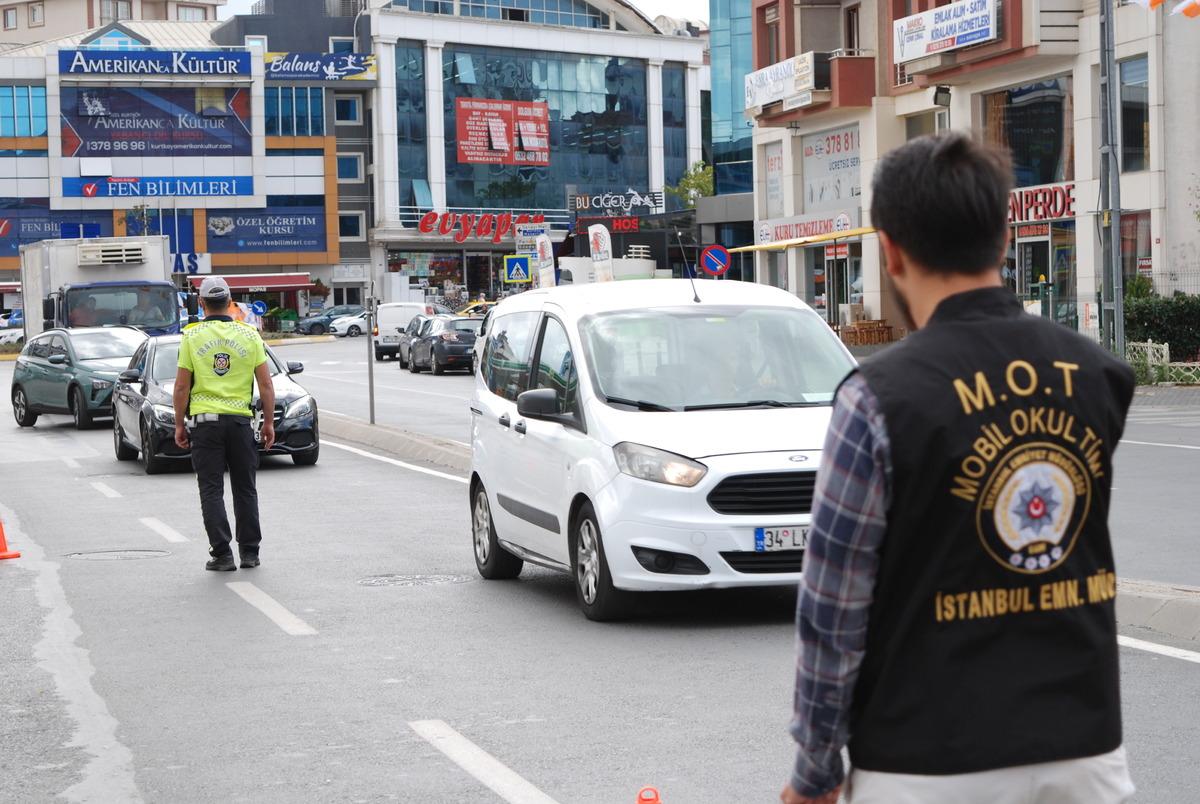 İstanbul'da polis ekipleri okulların &ccedil;evresinde denetim yaptı