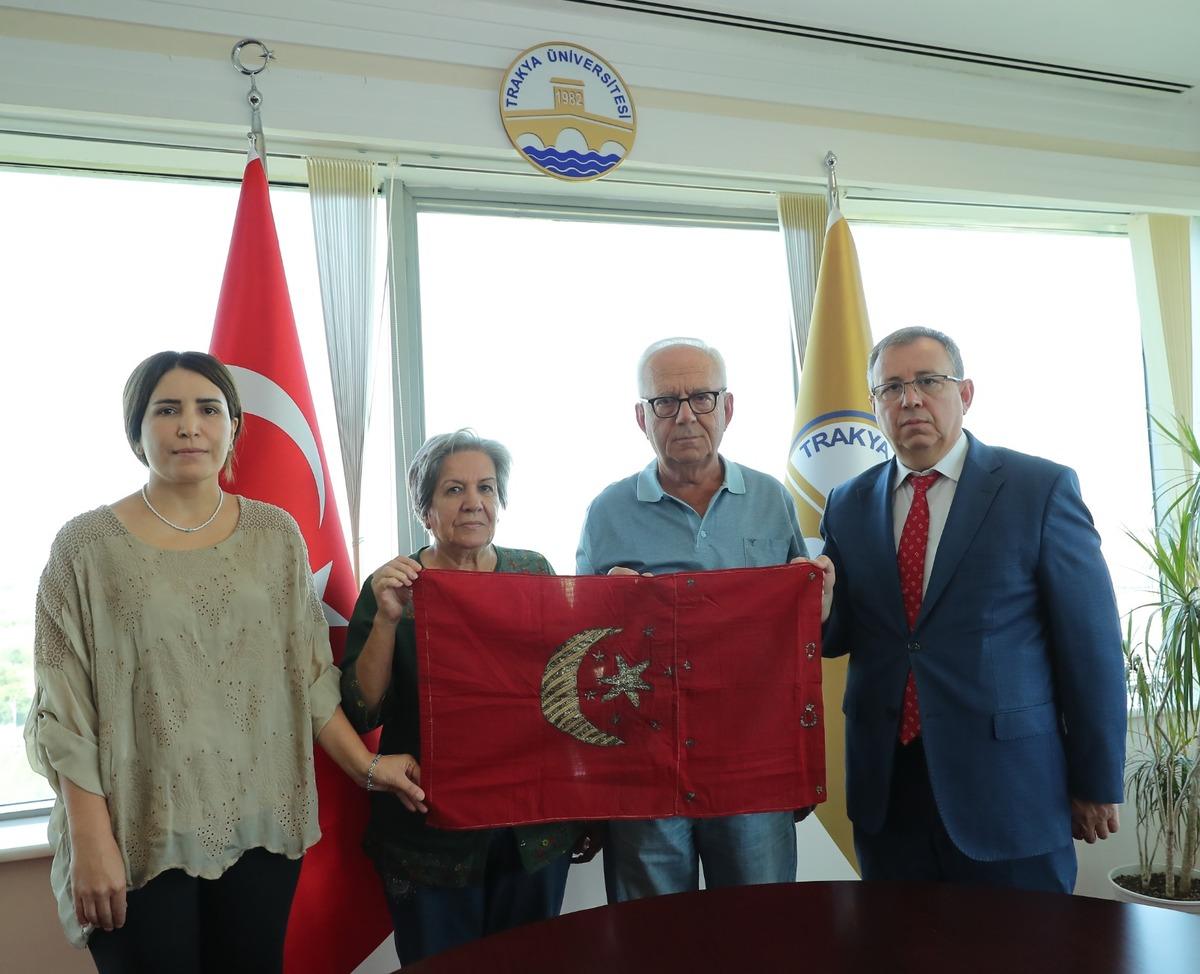 M&uuml;badelede babasının T&uuml;rkiye'ye d&ouml;nerken kayığına astığı asırlık T&uuml;rk bayrağını m&uuml;zeye bağışladı