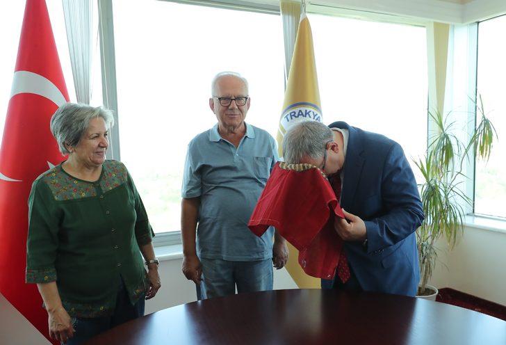 Mübadelede babasının Türkiye'ye dönerken kayığına astığı asırlık Türk bayrağını müzeye bağışladı G2