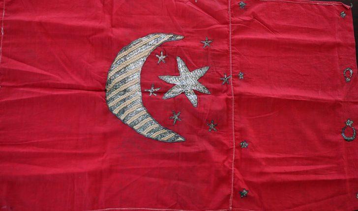 Mübadelede babasının Türkiye'ye dönerken kayığına astığı asırlık Türk bayrağını müzeye bağışladı G3